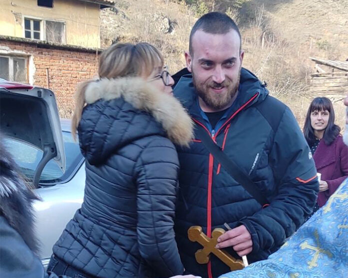 И тази година Марио Чонков от Белица извади кръста на Йордановден