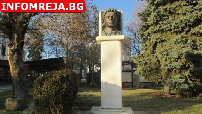 И тази година паметникът на Васил Левски в Гоце Делчев ще бъде отрупан с цветя