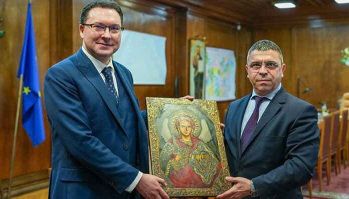 Илков посрещна новия МВР министър с икона на Архангел Михаил