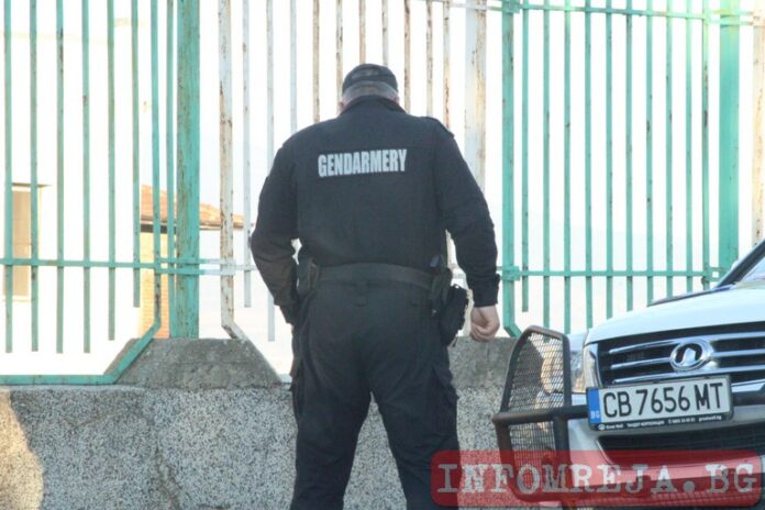 Трима задържани за участие в схема за неправомерно придобиване на недвижими имоти