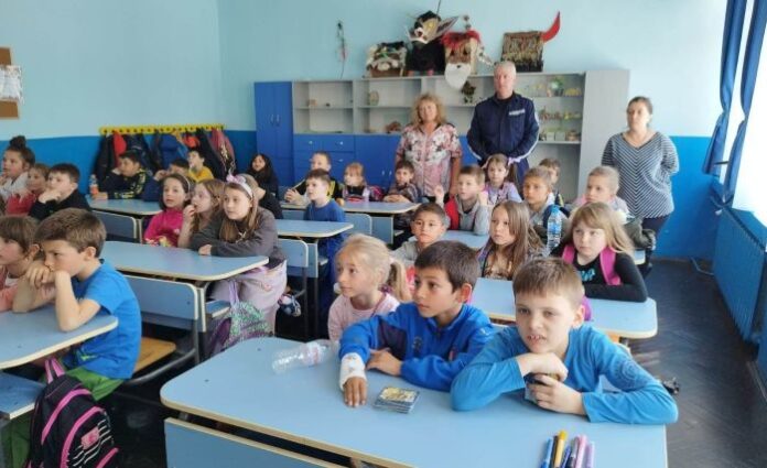 „Инспектори по коланите“ влизат при учениците в Пернишко
