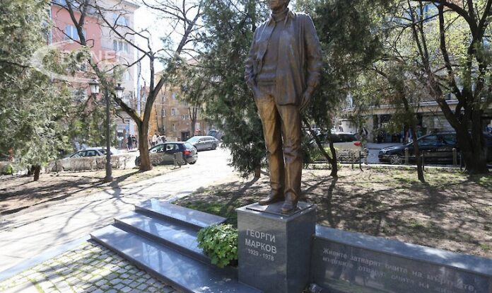 „Истината за перото“ – паметници ни напомнят колко е важна свободата на словото