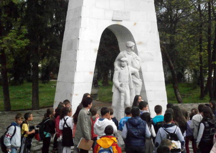Историята на паметниците в Белица оживя в разказите на четвъртокласници от СОУ 