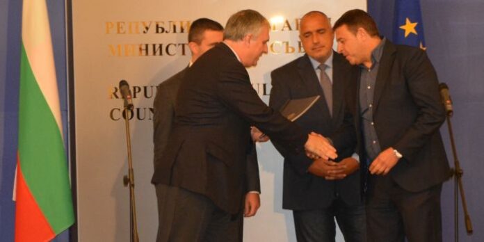 Ивайло Калфин и кметът Атанас Камбитов подписаха договор за осигуряване социални услуги на нуждаещи се