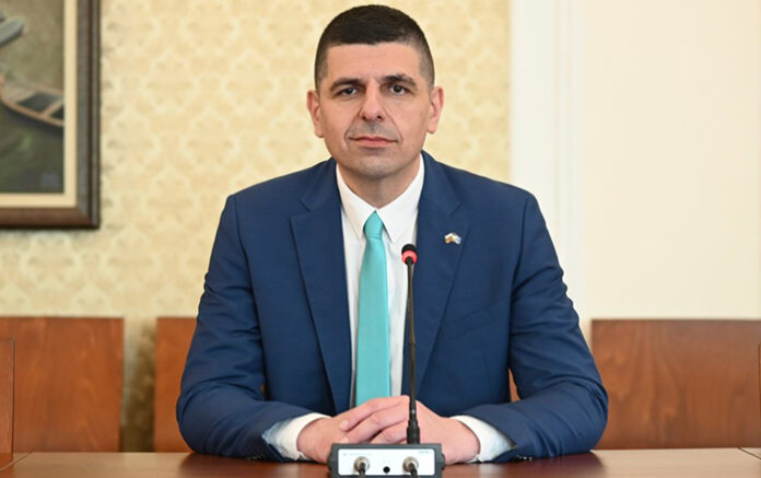 Ивайло Мирчев за „Магазини на хората“: Поредната бутафория на задкулисието