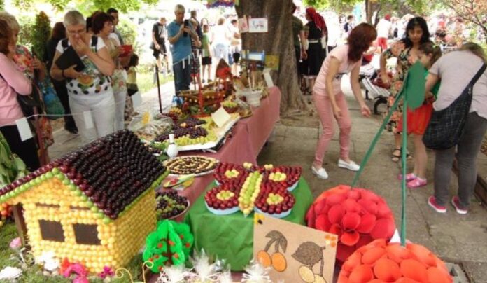 Издигат къща за занаяти на Празника на черешата! Димчо Занев плете кошници пред гостите
