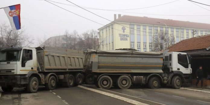 Издигнаха нови сръбски барикади в Северно Косово