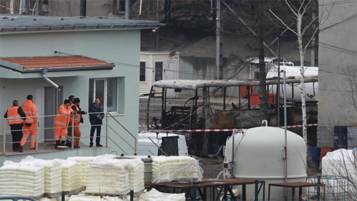 Изгорелият автобус е в двора на бивше военно поделение