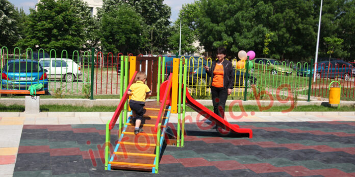 Изграждат две нови детски площадки в Дупница