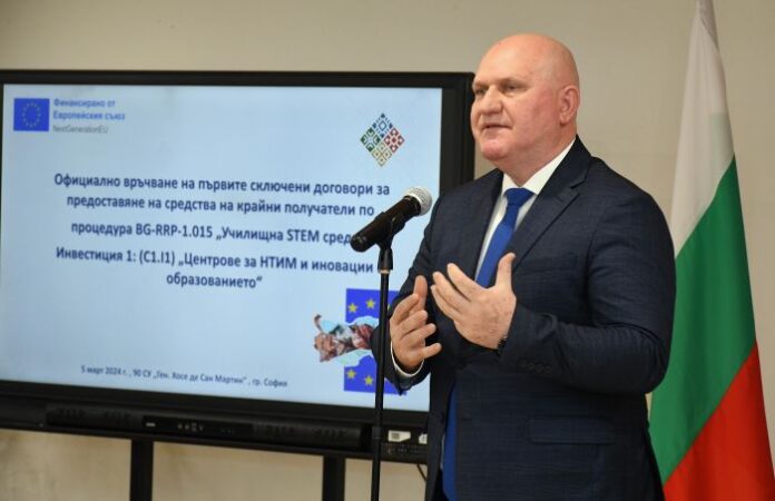 Изграждат STEM центрове в над 2 200 училища