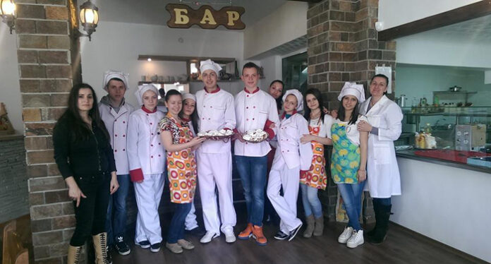 Изкусна гръцка сладкарка проведе практически урок с гимназисти от Гоце Делчев