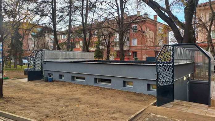 Изоставената от години обществена тоалетна в градската градина в Благоевград вече работи