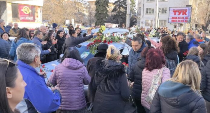 Изпратиха Петя Пендарева с цветя и аплодисменти