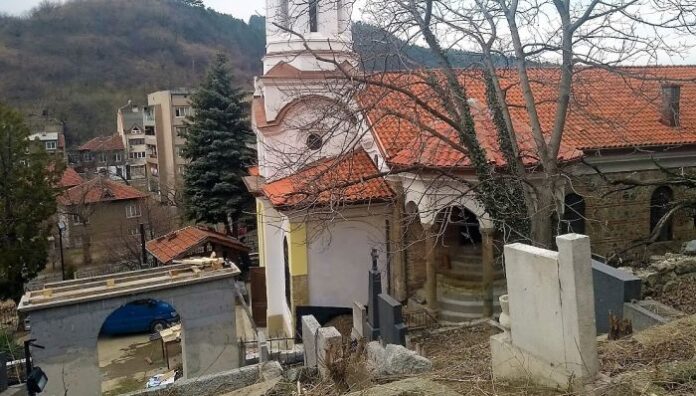 Изработват електронен кадастър на гробището в най-стария дупнишки храм