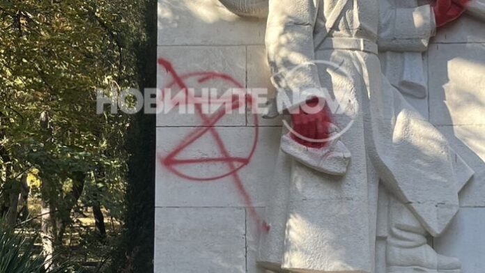 Изрисуваха с червена боя съветски паметник в Стара Загора