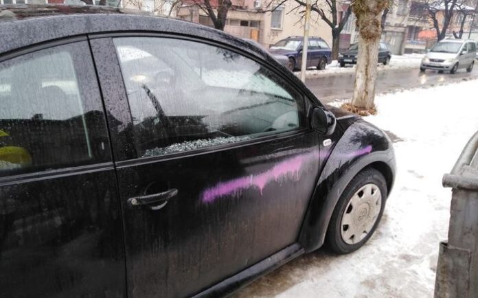 Изрисуваха със спрей 4 автомобила в Кюстендил