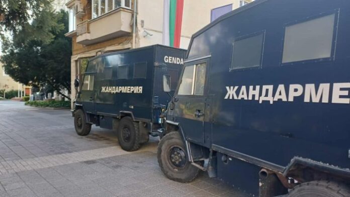 Жандармерия блокира входа на Община Пловдив