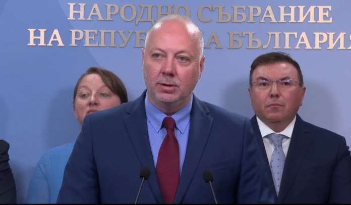 Желязков и управителят на БНБ с последен пирон в ковчега на референдума: Подписаха обща позиция!