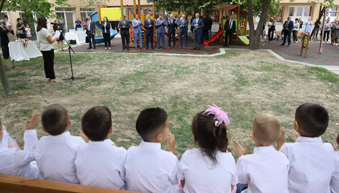 Желязков откри реновирана с пари по НПВУ детска градина в Симитли