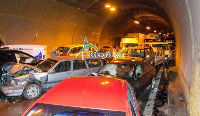 Жена и двама мъже загинаха при верижна катастрофа с 50 автомобила на магистрала 