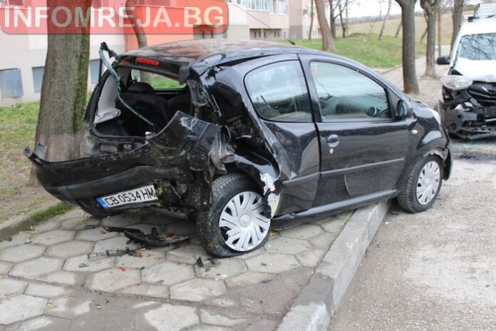 Жена помете с колата си три паркирани автомобила в Благоевград