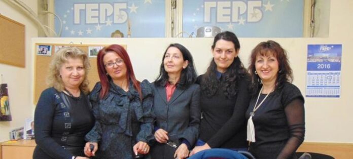 Жени ГЕРБ – Дупница подаряват традиционните великденски бои за яйца