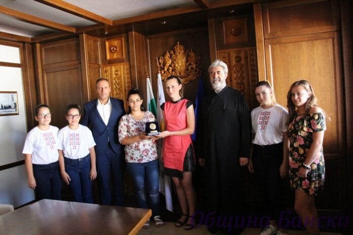 Женската фолклорна група към читалището в Банско получи 
