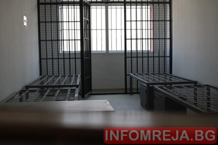 Жесток грабеж! Трима пребиха и рязаха ръцете на 59-годишен за 650 лв.