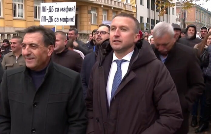 Жители на Гърмен протестират пред НС