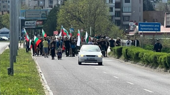 Жители на Харманли отново на протест пред центъра за мигранти