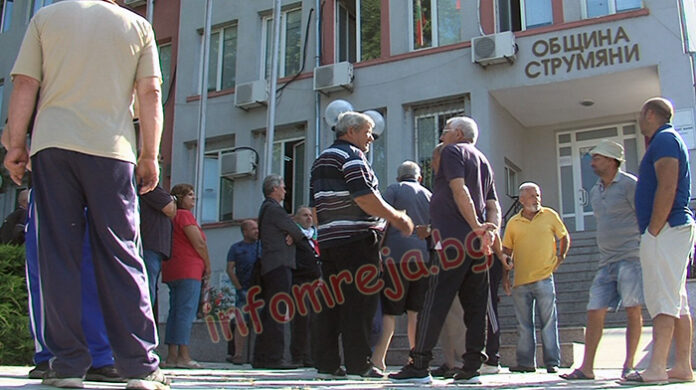 Жители на Илинденци блокираха общината заради скъпата вода