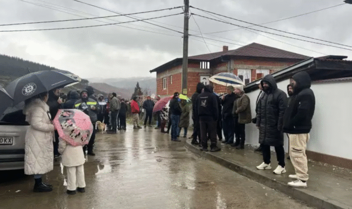 Жители на Крупник протестираха на Коледа пред трафопост в селото