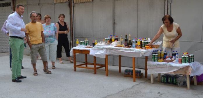 Живеещите в първия саниран блок поканиха кмета Камбитов на тържество