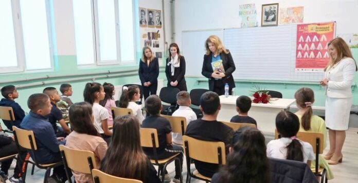 Йотова чете приказки от Ангел Каралийчев на ученици от Априлово