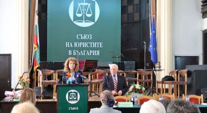 Йотова пожела на българските юристи политиците по-малко да се месят в работата им
