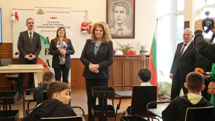 Йотова: Училищата ни зад граница се утвърждават като духовни центрове за българската общност