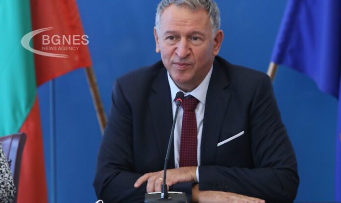 Кацаров се отчете: Набляга на борбата с COVID-19