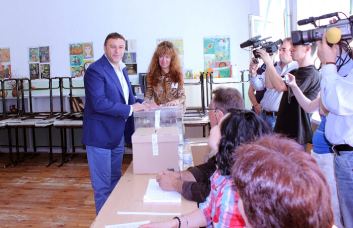 Камбитов: Гласувах за тези