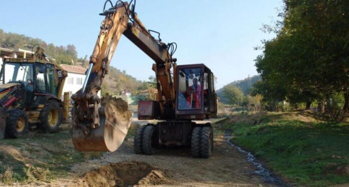 Камбитов направи първа копка на корекцията по деретата в село Еленово