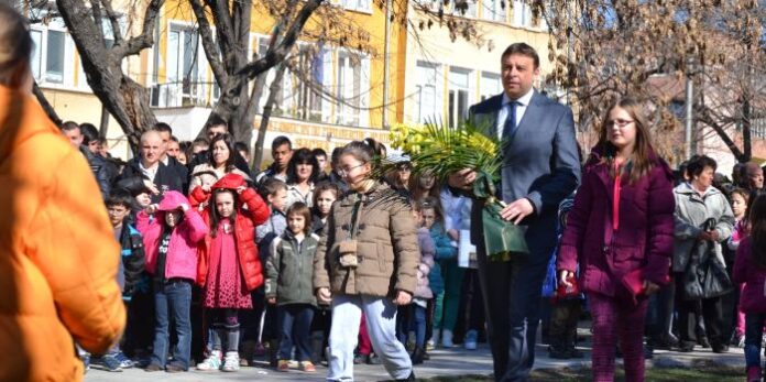 Камбитов положи цветя пред паметника на Левски