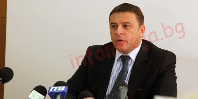 Камбитов посреща признатия европейски мениджър Тревор Дейвис