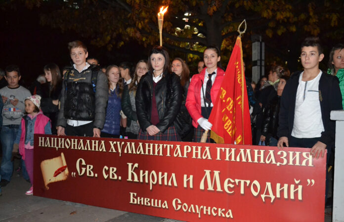 Камбитов поведе стотици благоевградчани във факелното шествие „Будни и грамотни”