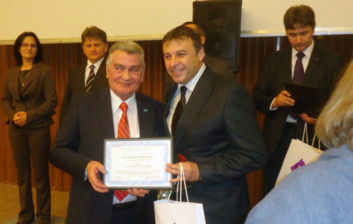 Камбитов с националната награда „Социален кмет партньор” за 2013 г.