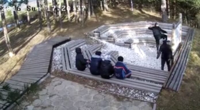 Камера улови младежи да вандалстват на хълма Голак над Разлог (ВИДЕО)