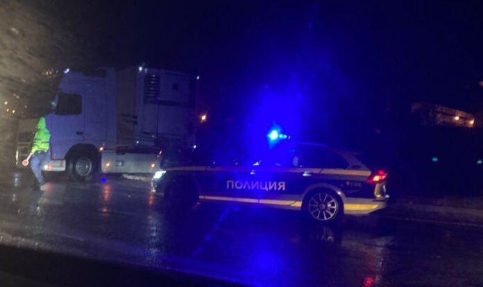 Камион блокира движението на Е-79 при Благоевград