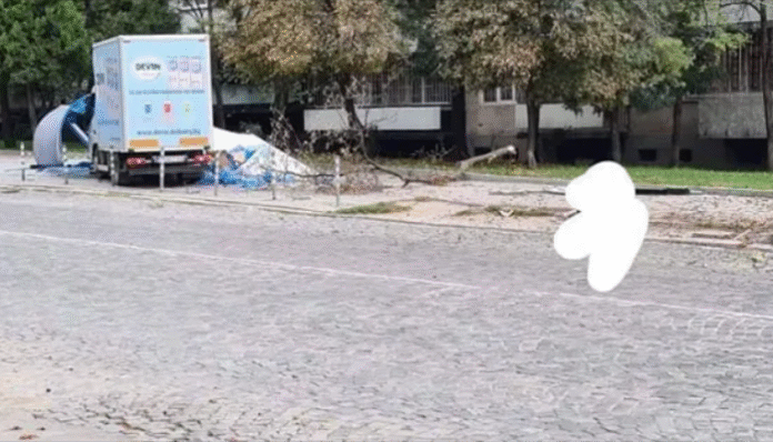 Камион се вряза в спирка на градския транспорт в София