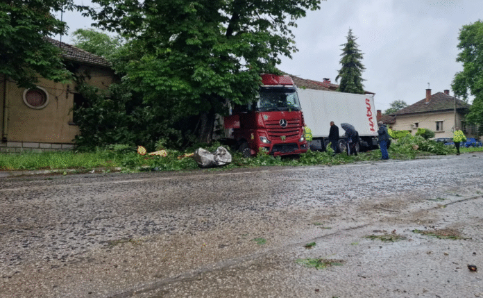 Камион удари къща във врачанско село