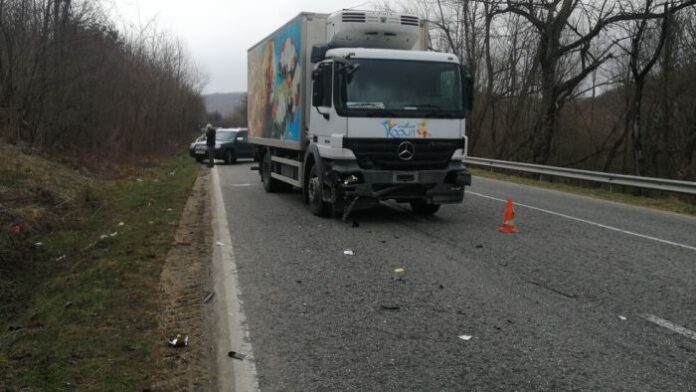 Камион удари лека кола с две деца в нея