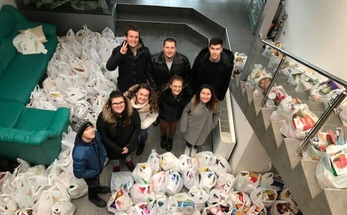 Кампанията „Купи и дари“ зарадва с хранителни продукти 60 семейства