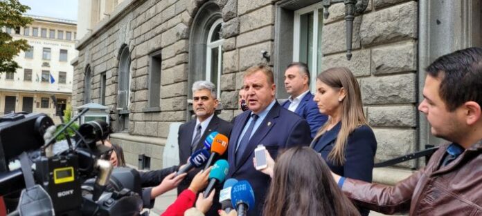 Кандидатпрезидентската двойка на ВМРО се регистрира в ЦИК